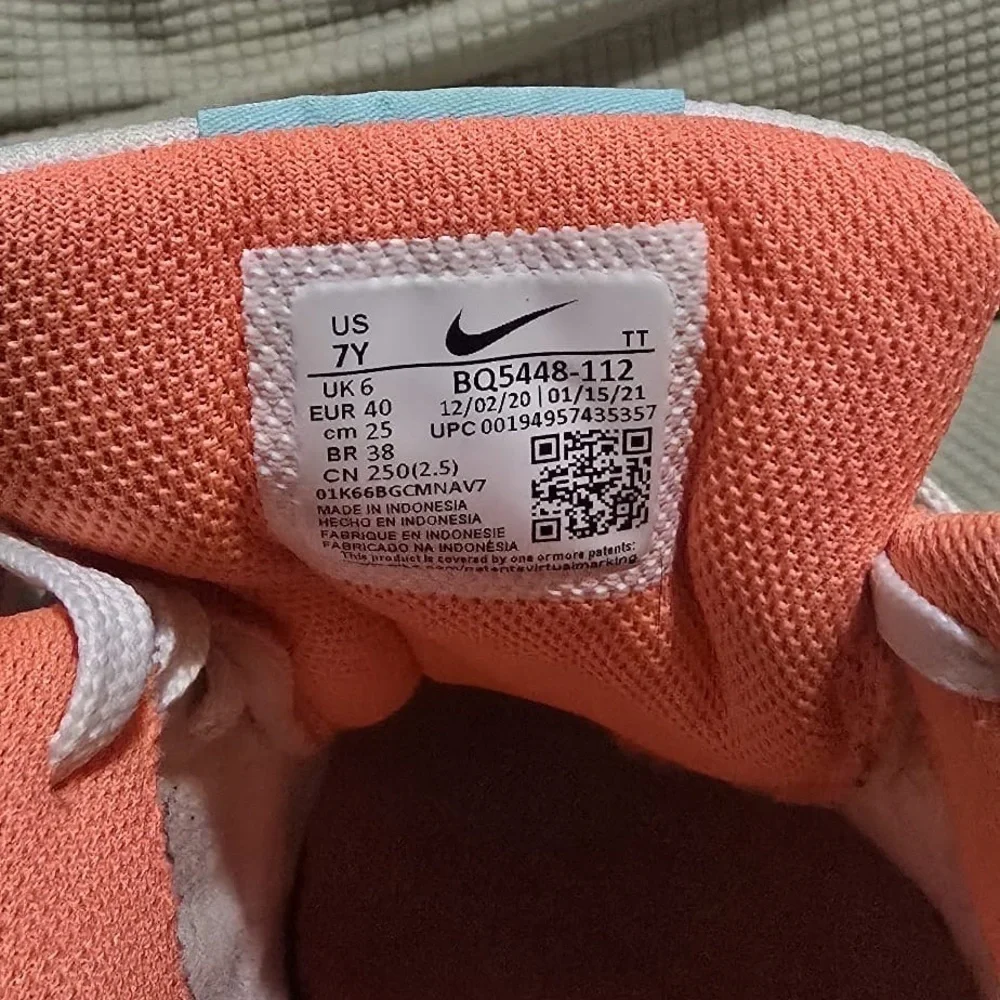 Nike White and Pink Sneakers Classic Design